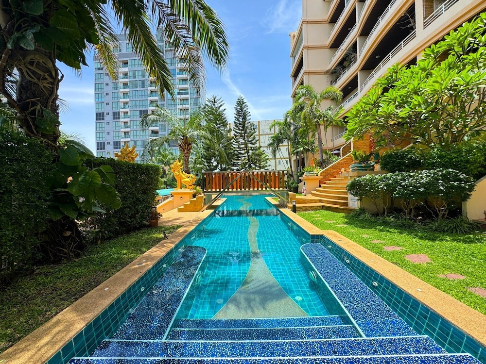 Spacious 2-bedroom Pool-view Condo - Executive Residence 2, Pratumnak