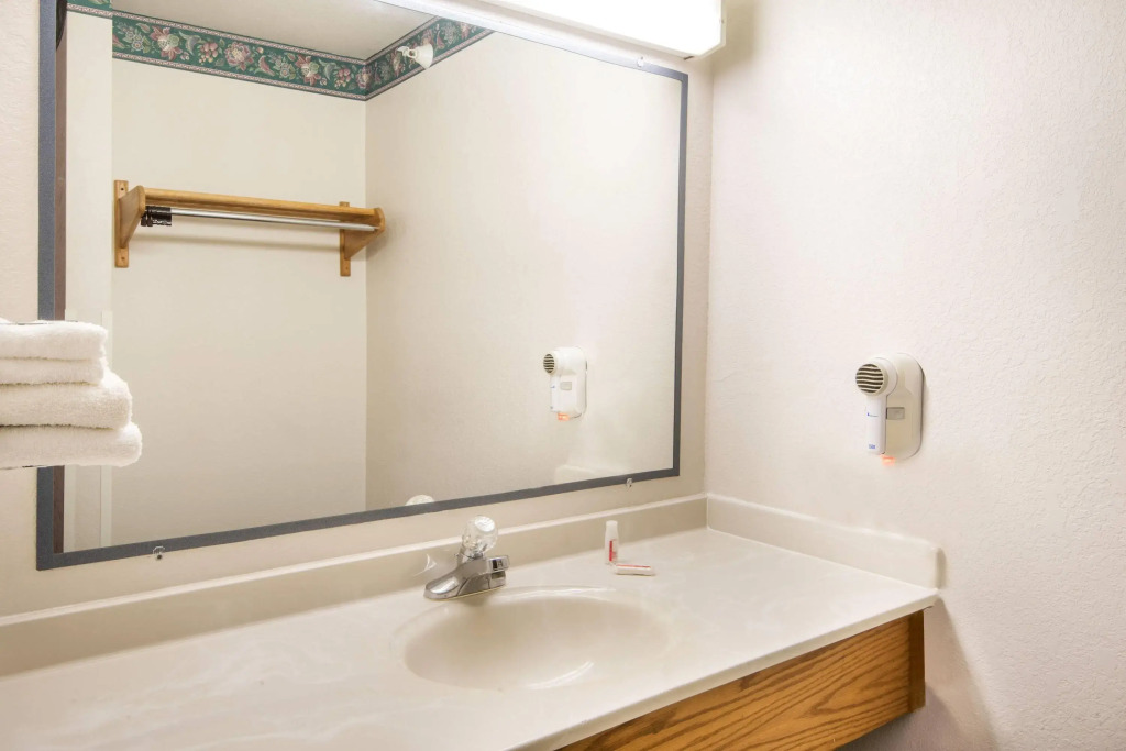 Super 8 by Wyndham Richfield Cleveland