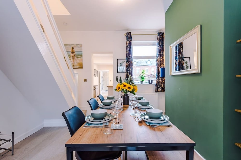 Stunning 3-bed House Amazing Location Sleeps 5