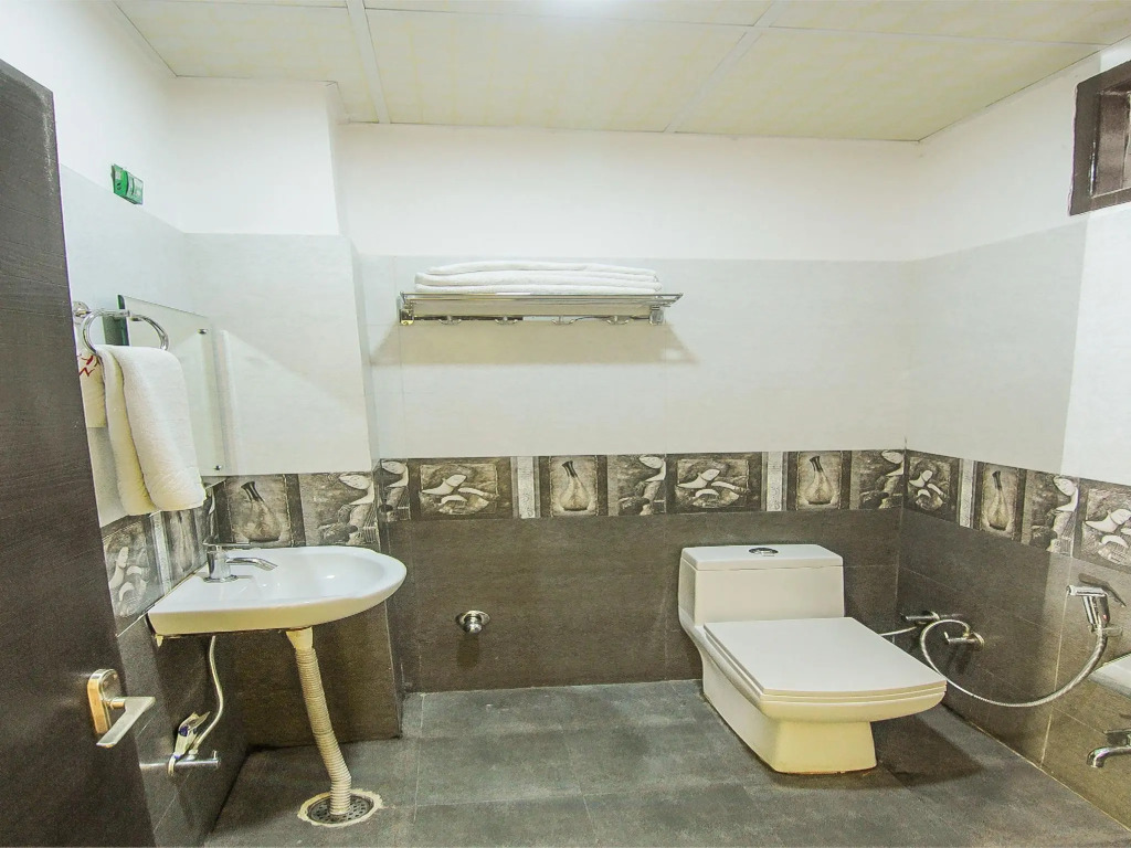 OYO 8680 Hotel Vaishnavi Inn