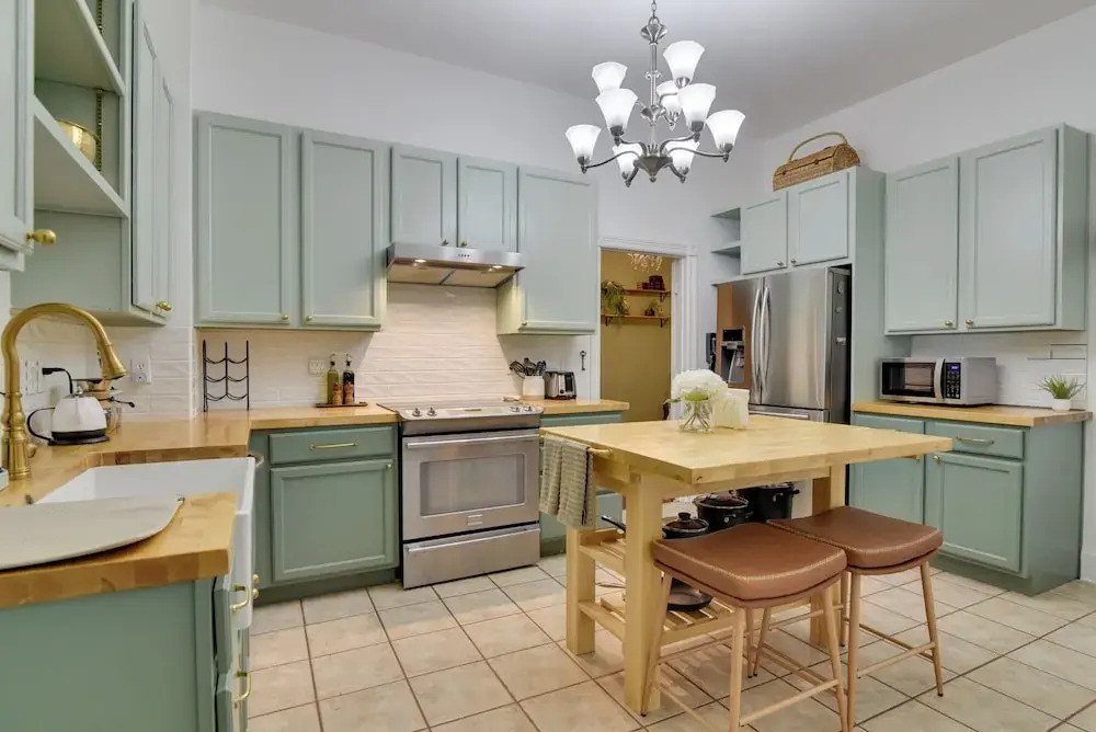 < 1 Mi to Moda Center: Walkable Portland Retreat!
