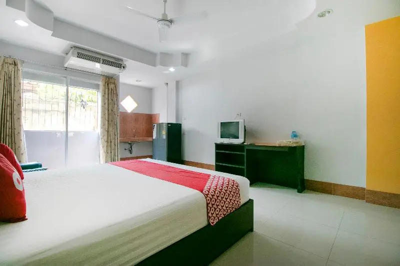 OYO 75387 4 Men Court