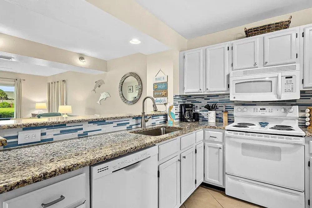 Garden-level Condo With Patio, 2 Pools, Gym, Tennis & Sauna - Steps to the Beach