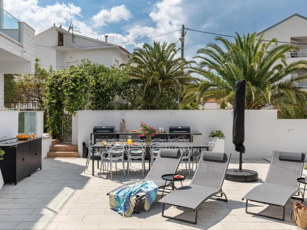 Modern Apartment in Slatine with Terrace