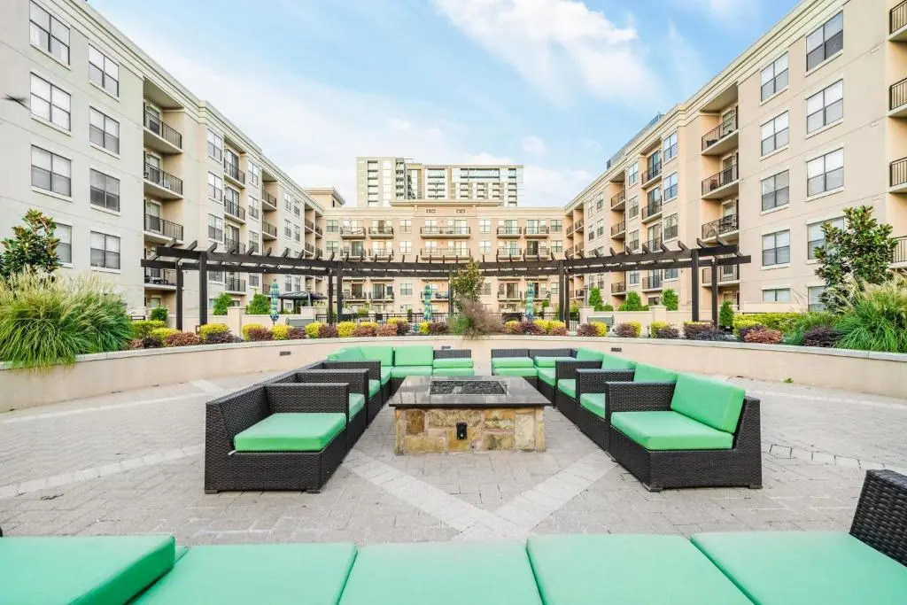 1BR Executive Suite With Pool, Gym & Fast Wi-Fi By ENVITAE