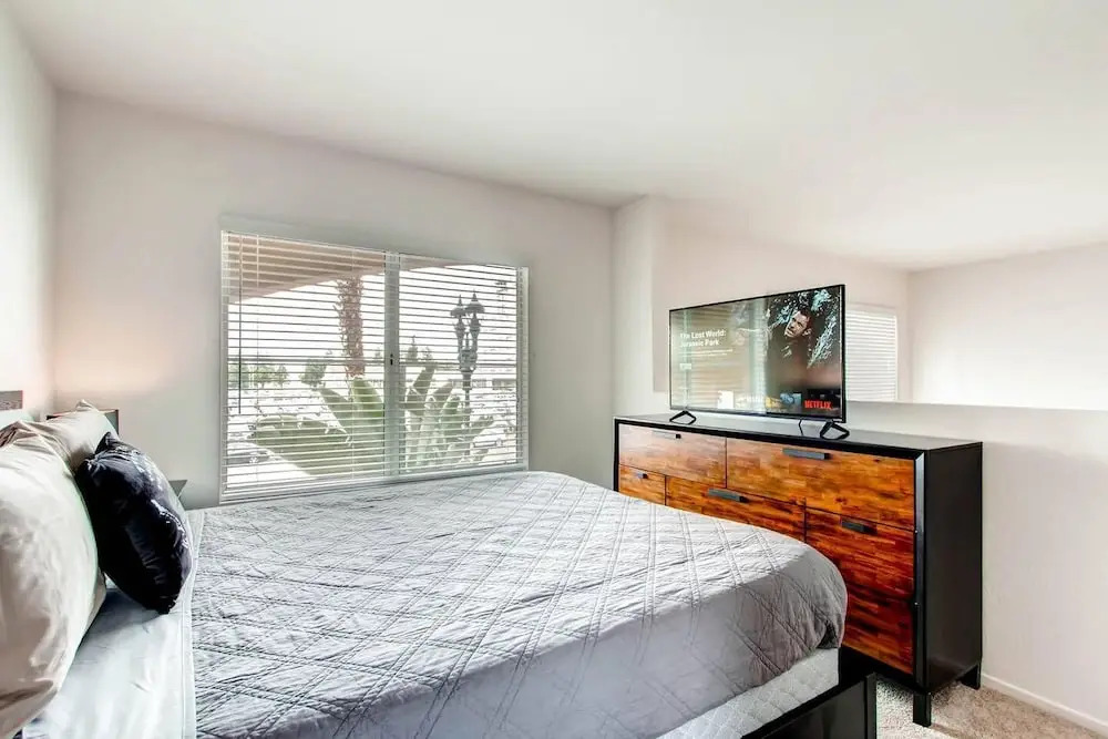 Beautiful San Diego Private Entrance Open Bedroom + Upstairs Loft! (H1)