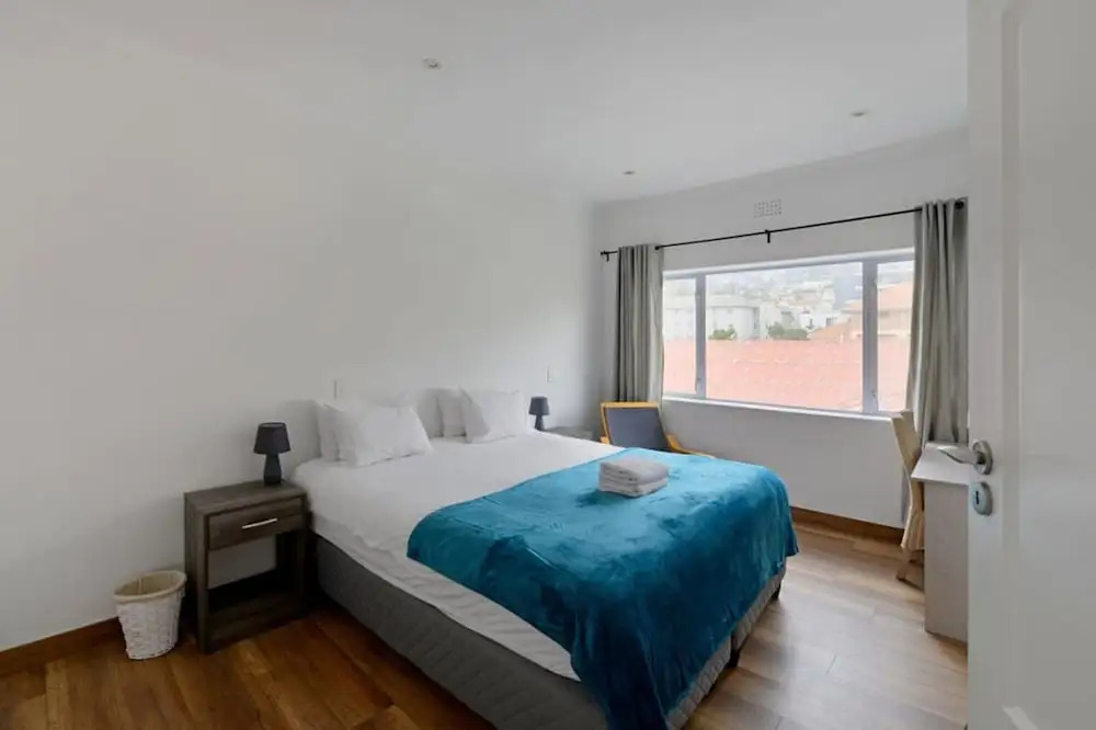 Charming 2-bed Sea Point Retreat Mountain Views