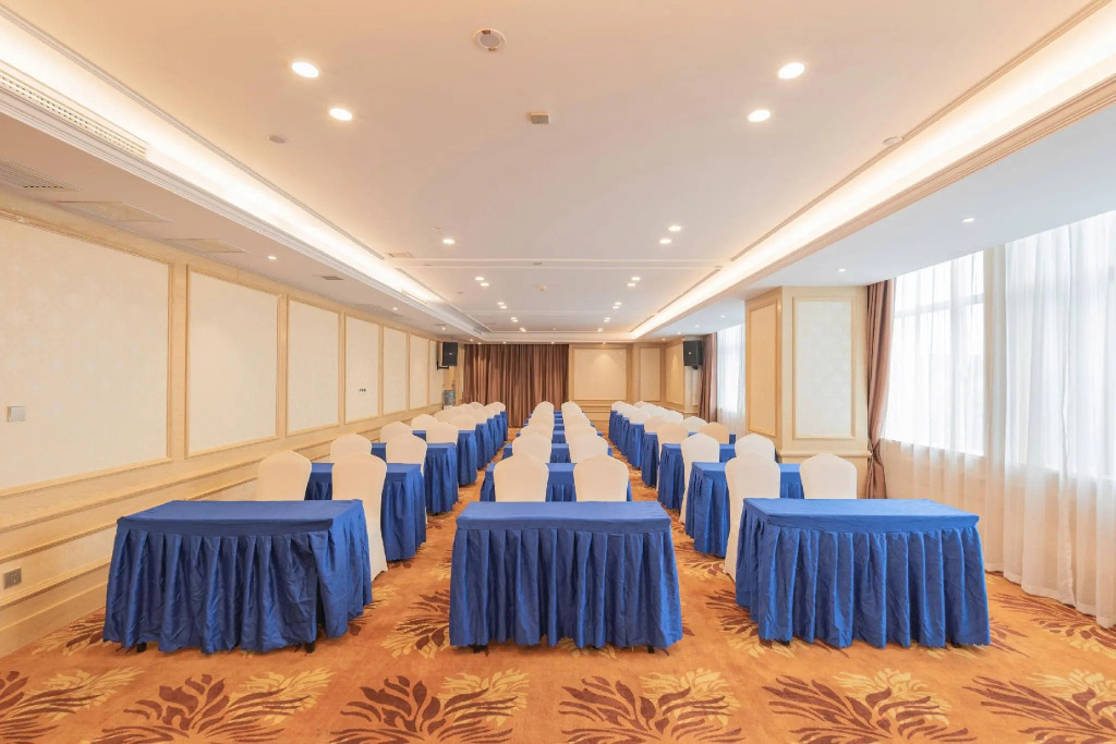 Vienna Hotel (Qujing High Speed Railway Station Wuguanyi Center)