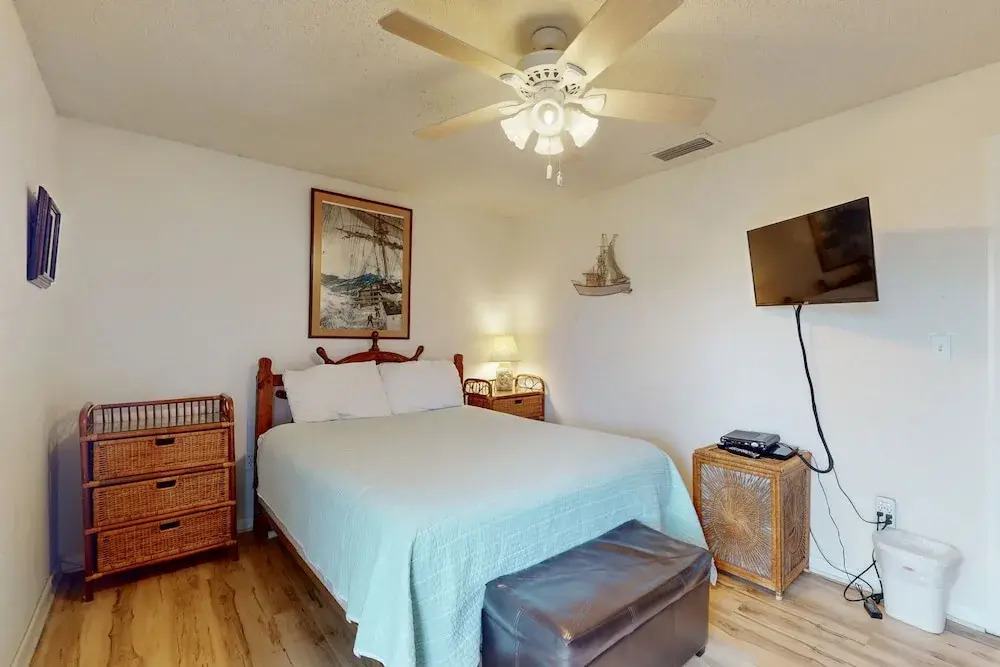 Spacious Seaside Cottage w/ Sunroom 1-minute Walk to Vilano Beach