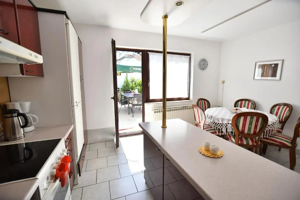Villa Mina Kladovo, 5-Bedroom Villa with Pool for up to 12 People