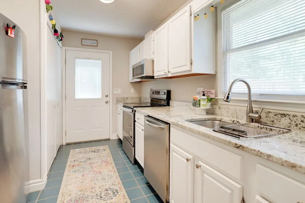 7 Blocks to the Beach: Family Oak Island Retreat