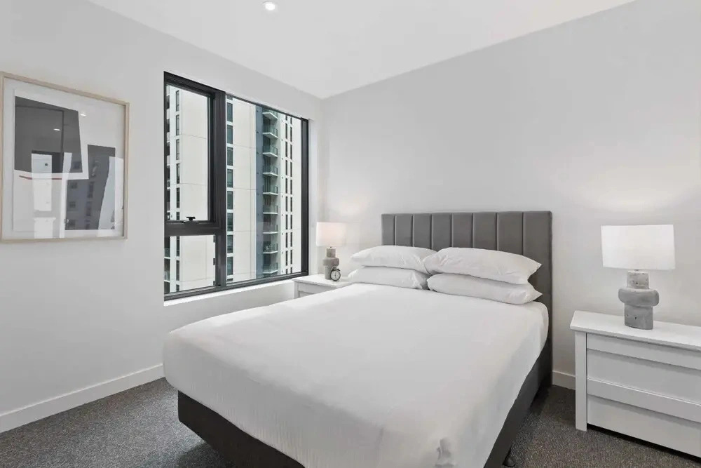 Sophisticated 2-bed With Bay Views & Amenities
