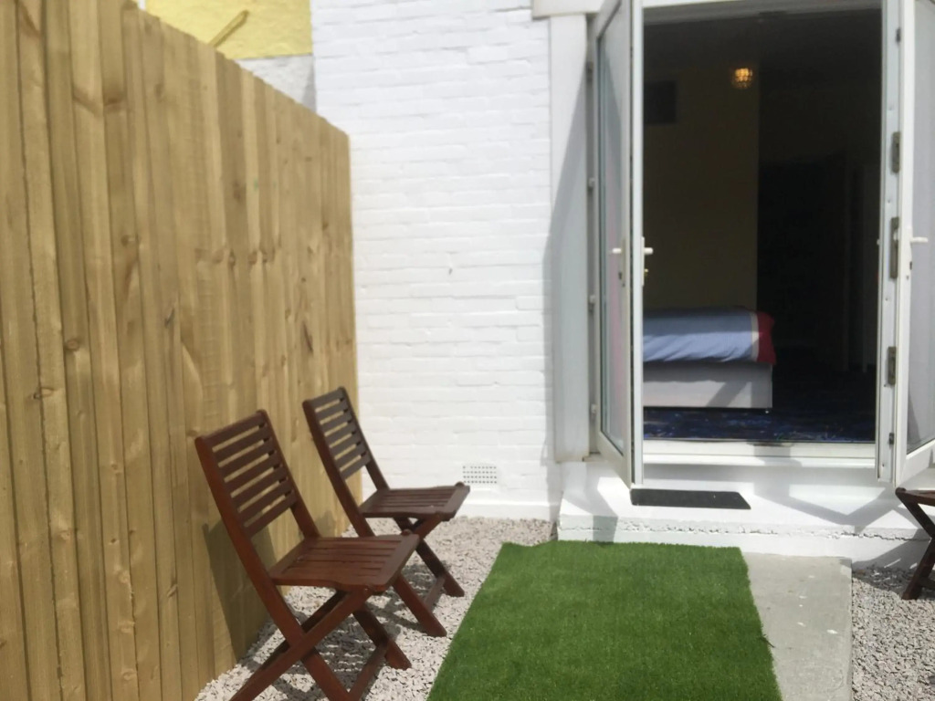 SINGER HOUSE , IDEAL FOR LARGE FAMILYS & GRANDPARENTS ,LARGE GROUND FLOOR FLATS ,2 PRIVATE GARDENS ,2 BATHROOMS ,1 KITCHEN ,2 SEPERATE ENTRANCES ,interlocking doors between the flats ,3 double beds ,3 single beds , in front of PAIGNTON PIER , 3 CAR SPACES