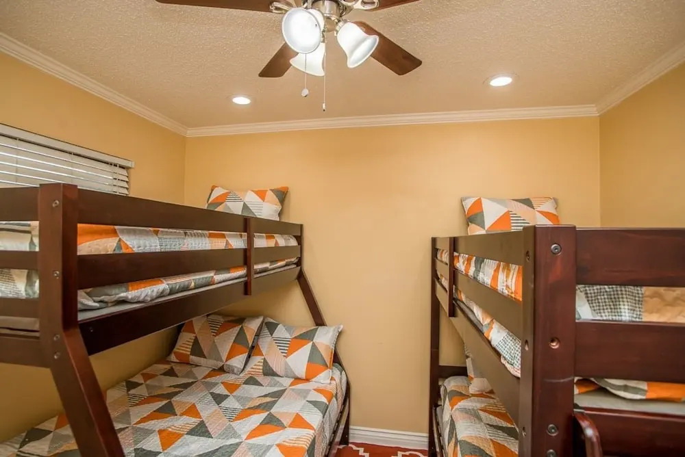 Palm Tree Paradise Luxurious 4 Bd Sleeps 16!