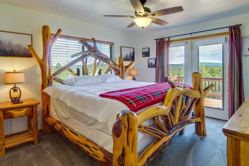 2 Mi to Show Low Lake: Scenic Cabin w/ Balcony