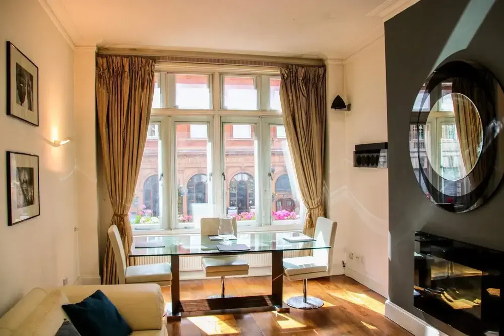 Suitely Trafalgar Square Luxury Apartment