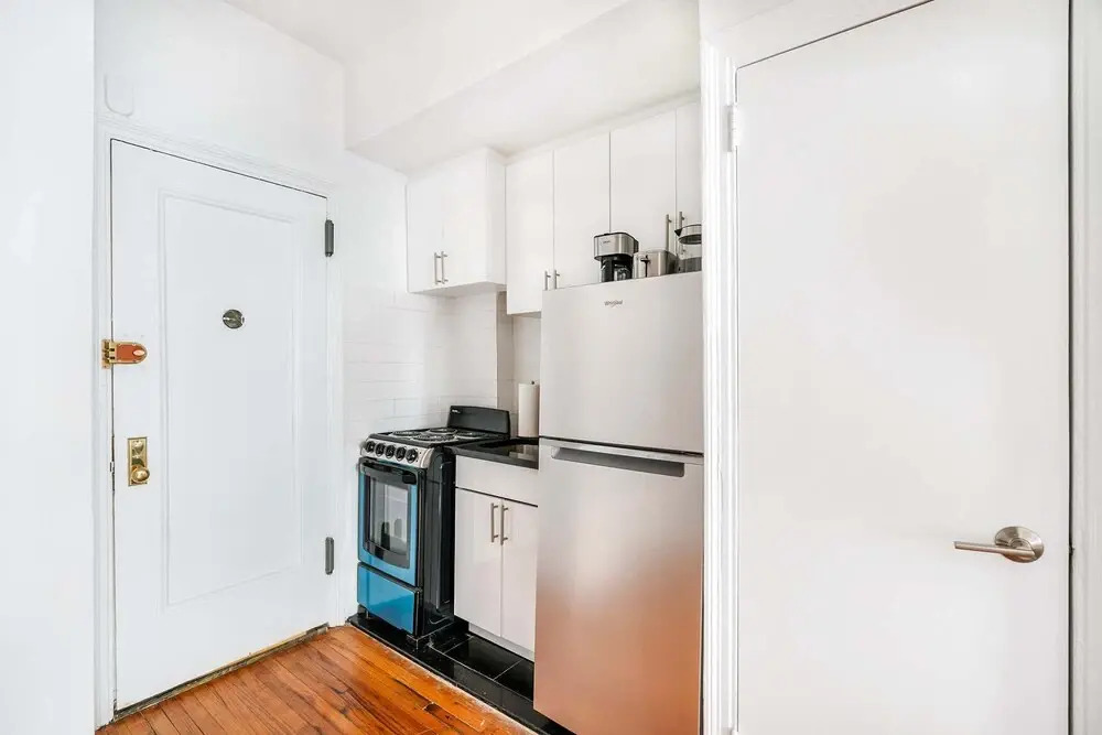 444-2f New Spacious Studio Hell s Kitchen Elevator Bldg
