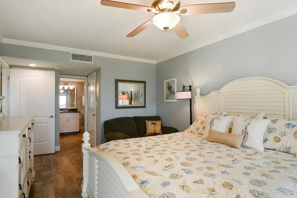 Land's End 302 Building 10 Beautifully Updated/beachfront!