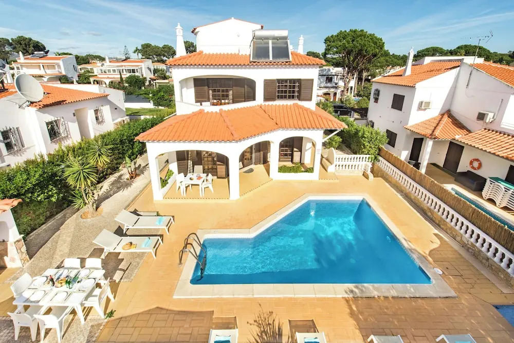 Spacious 4 bedroom villa, private pool, free air conditioning and wifi