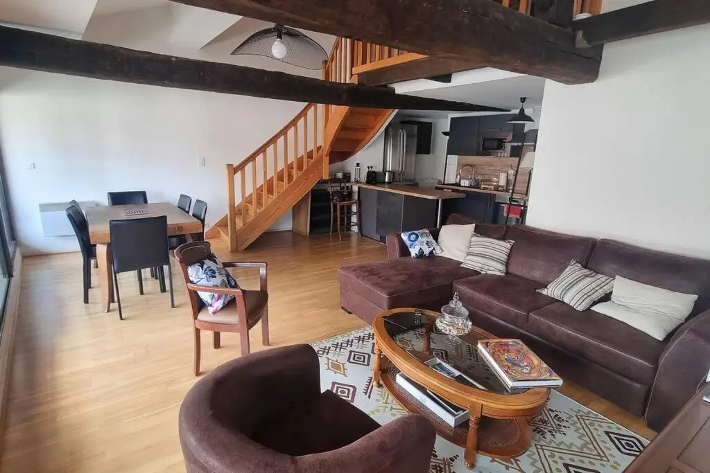Appartement exceptionnel 4 étoiles hyper centre Albi 65 m2 au 4ème étage sans ascenseur avec une tour du 12ème siècle