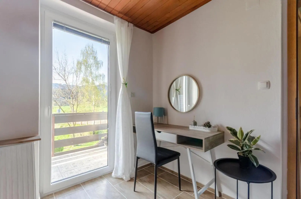 Deerwood-2-Storey Garden Apartment with Castle view Balcony
