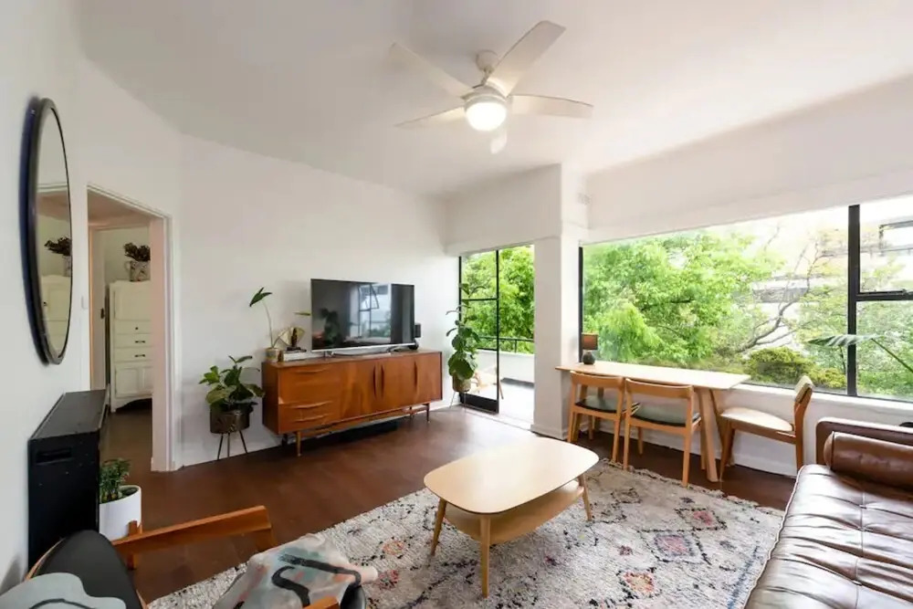 Mid-century 1 Bedroom Apartment on Albert Park With Parking