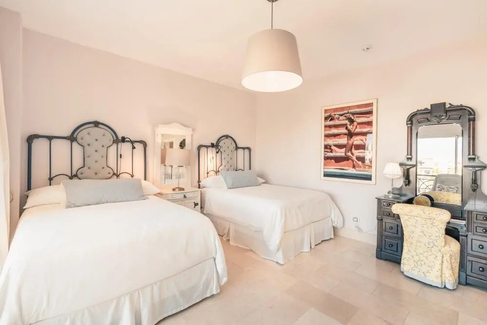 Open and Bright Beachfront Apt at Aquamarina F34