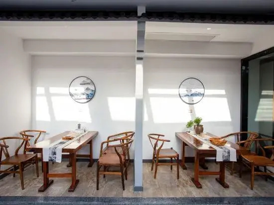 Tongren Jinyue Hotel (Fanjingshan Avenue Jiuyicheng Fangyuanhui Branch)