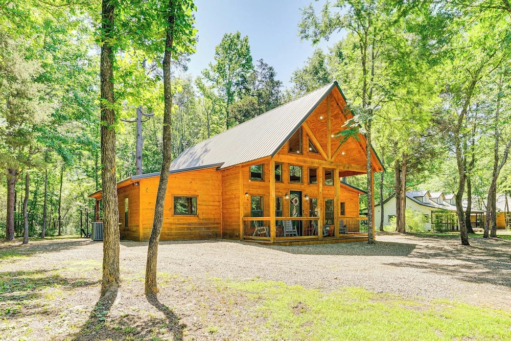 Private Hot Tub: Luxe Cabin in Broken Bow!