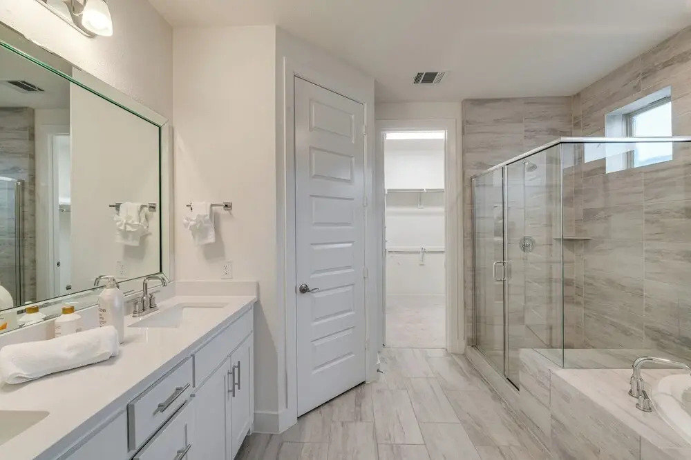 10 Mi to Dtwn Dallas: Sleek Retreat w/ Balcony