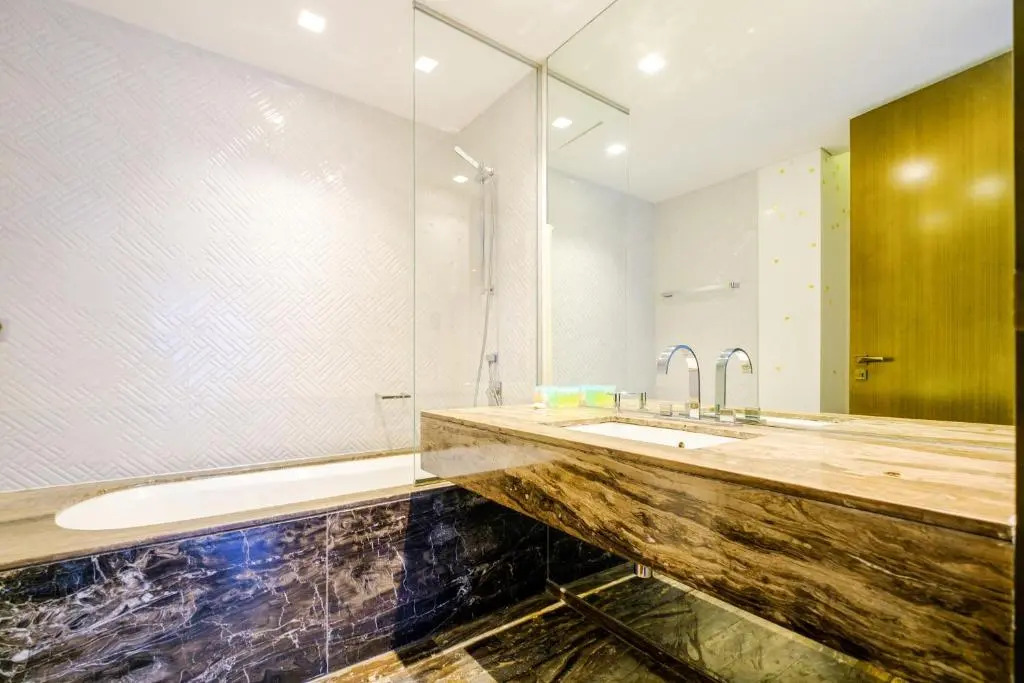 LUX - Lavish Suite with Full Palm Jumeirah View 1