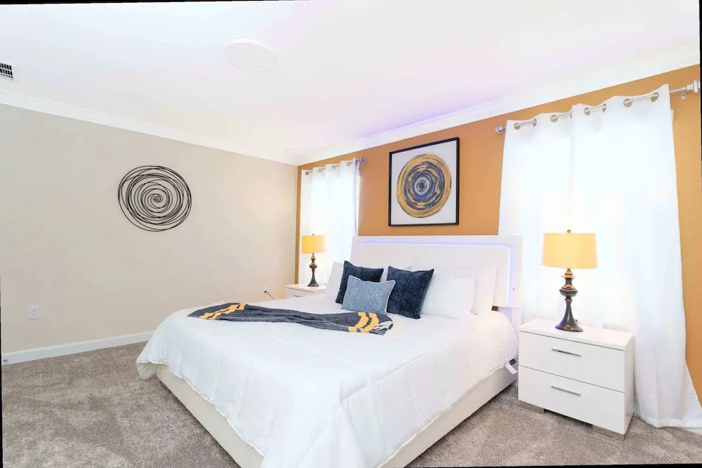 Stylish 4Bd w Lake View Pool Kids Themed Room