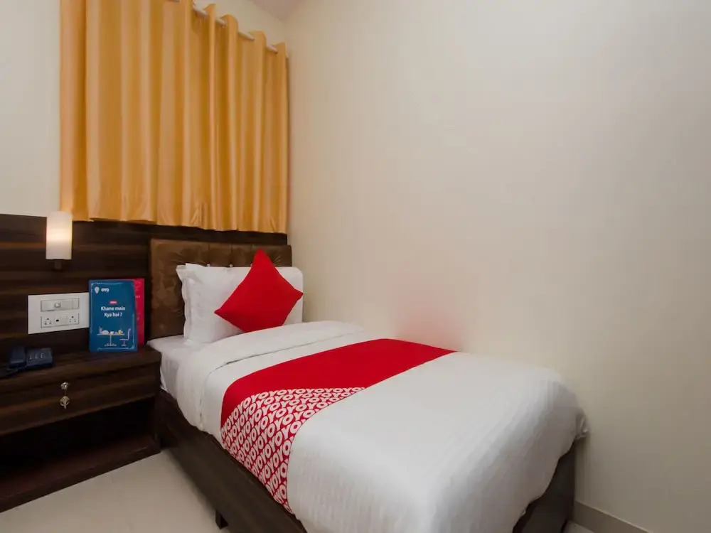 OYO 11706 Hotel Avion Park