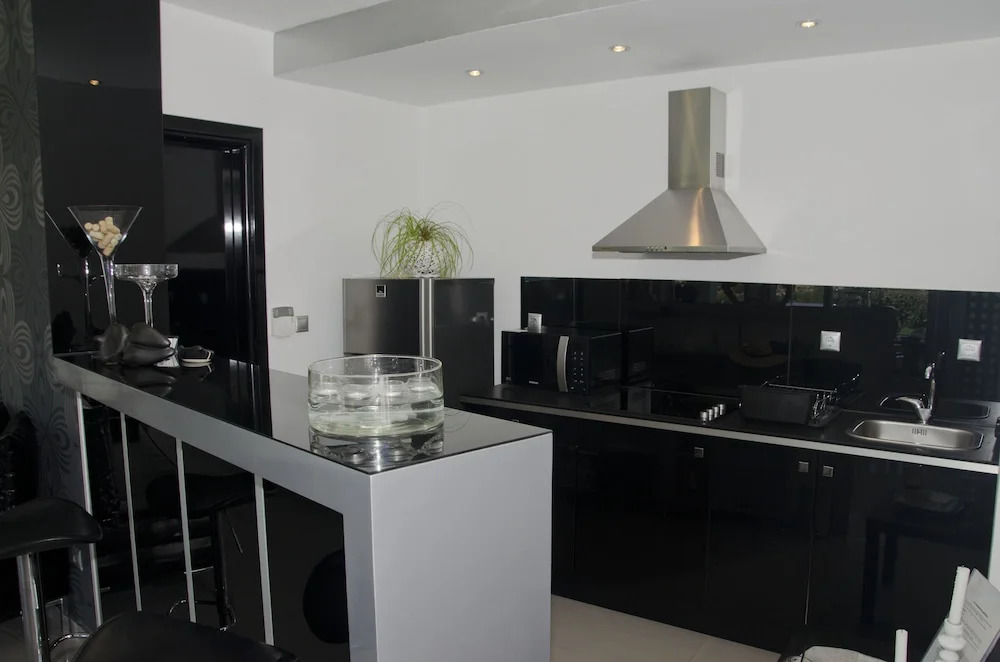 Ktima Reveli Black Suite2-4 Persons