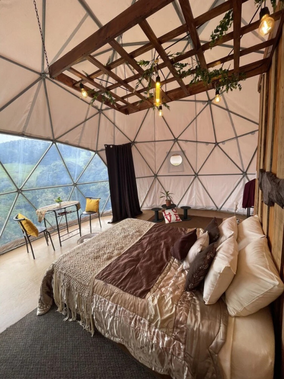 Poas Volcano Observatory Lodge & Glamping