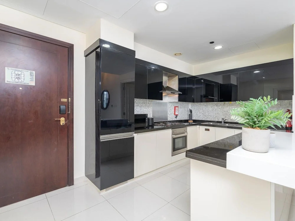 Dlx 21st Flr 3BR Pool/gym Near Mall by Belvilla