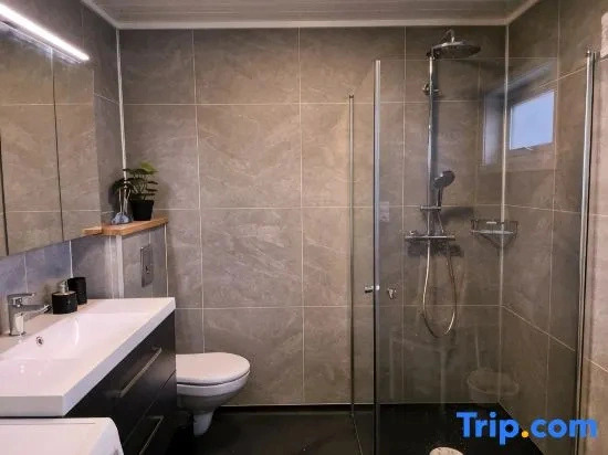 Modern 1BR City Centre Apt - Sleeps 4