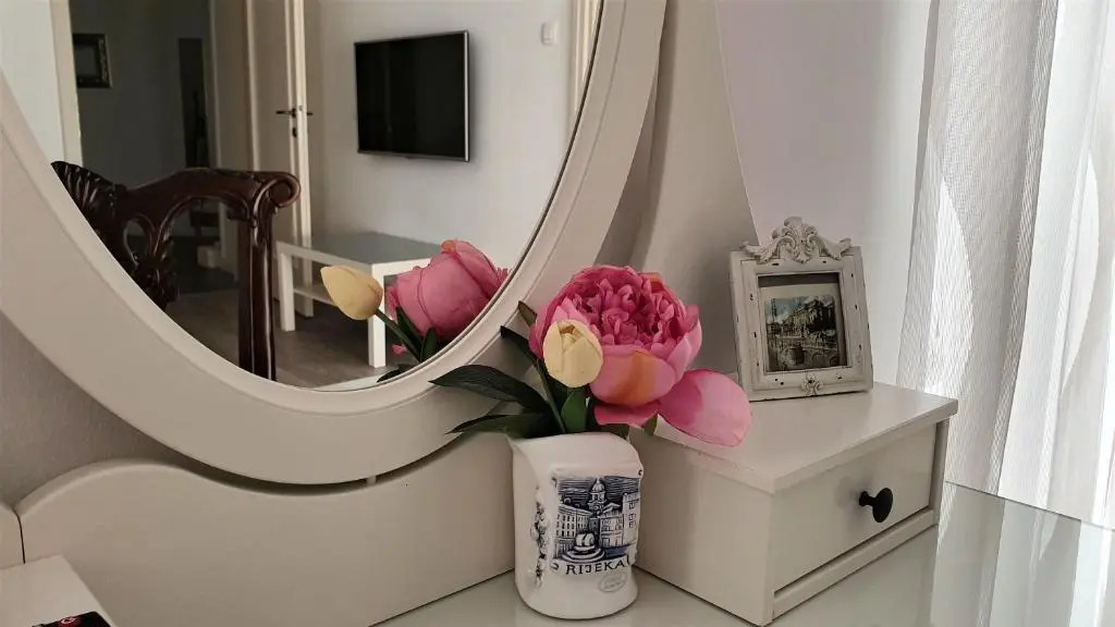 Cont- Luxury Heritage Apartment