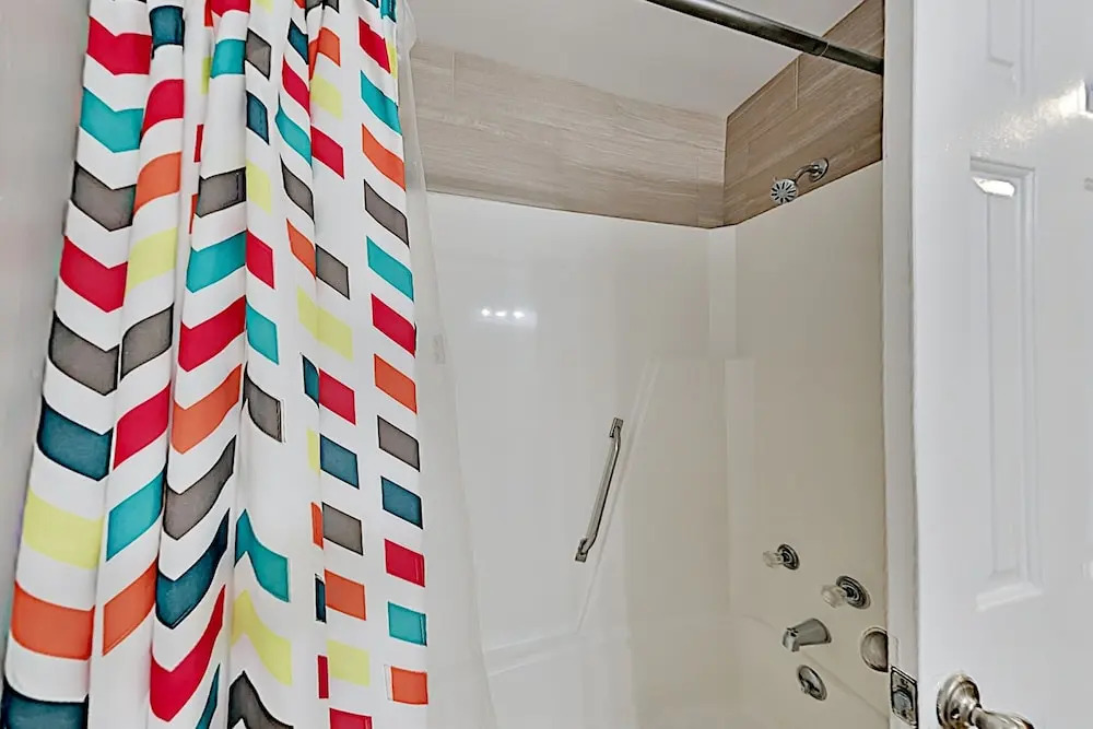 Lovely Surfside Shores Gem: Beach Access & Pool 2 Bedroom Condo