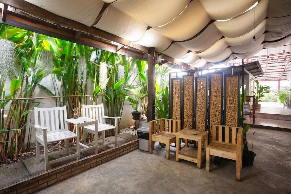 Oyo 708 All Red Hostel Chiang Mai