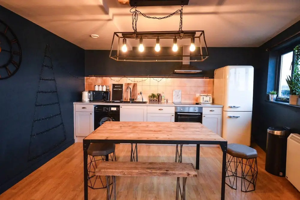 Contemporary 2 Bedroom Midland Mews Apartment