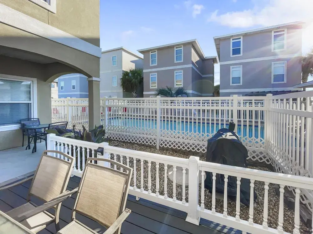 Royal Palms Retreat 3 Bedroom Home by RedAwning