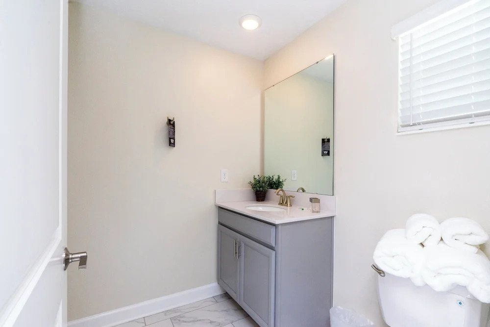 Luxurious Family-friendly 5 Bd 12 Guests w Screened Pool Close to Disney