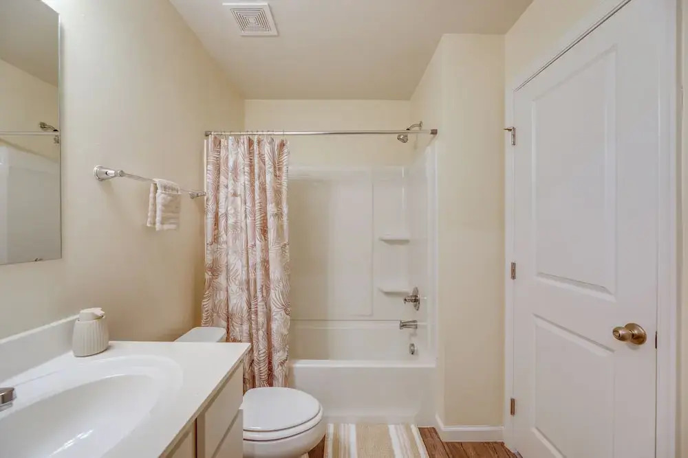 Sunlit Milford Townhome < 2 Mi to Riverwalk!
