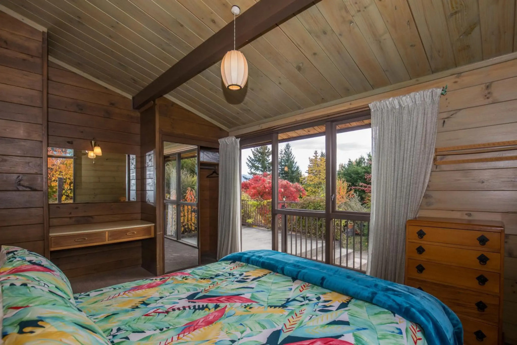 Lakeside Escape - Wanaka Holiday Bach
