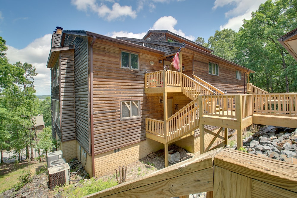 Lake Ouachita Vacation Rental w/ Community Pool
