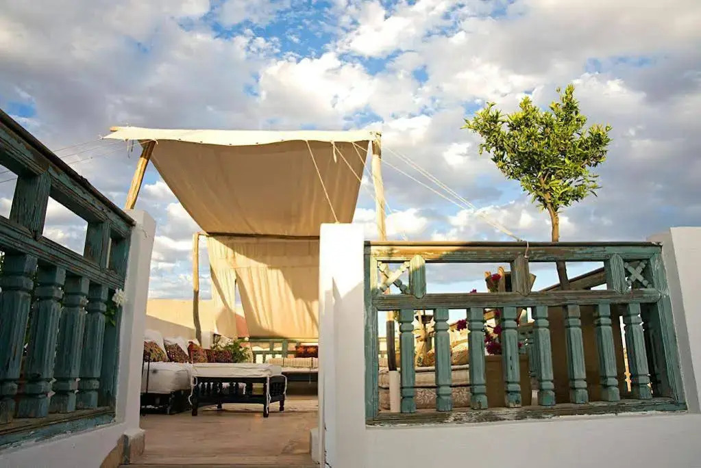 Riad Le J