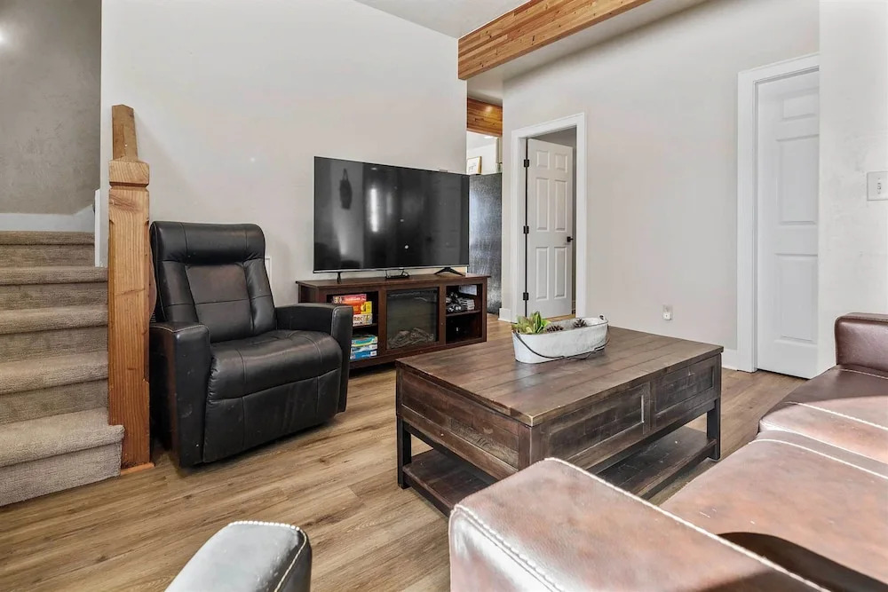 Modern Red Lodge Cabin - Walk to Broadway Ave
