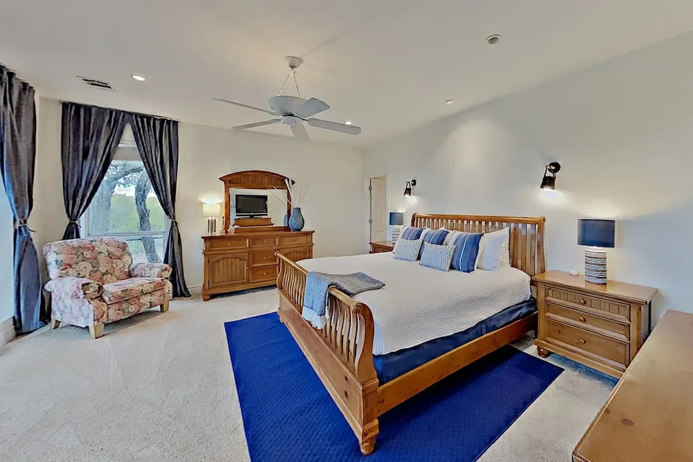 4BR 3BA Spicewood House with Impressive Views by RedAwning