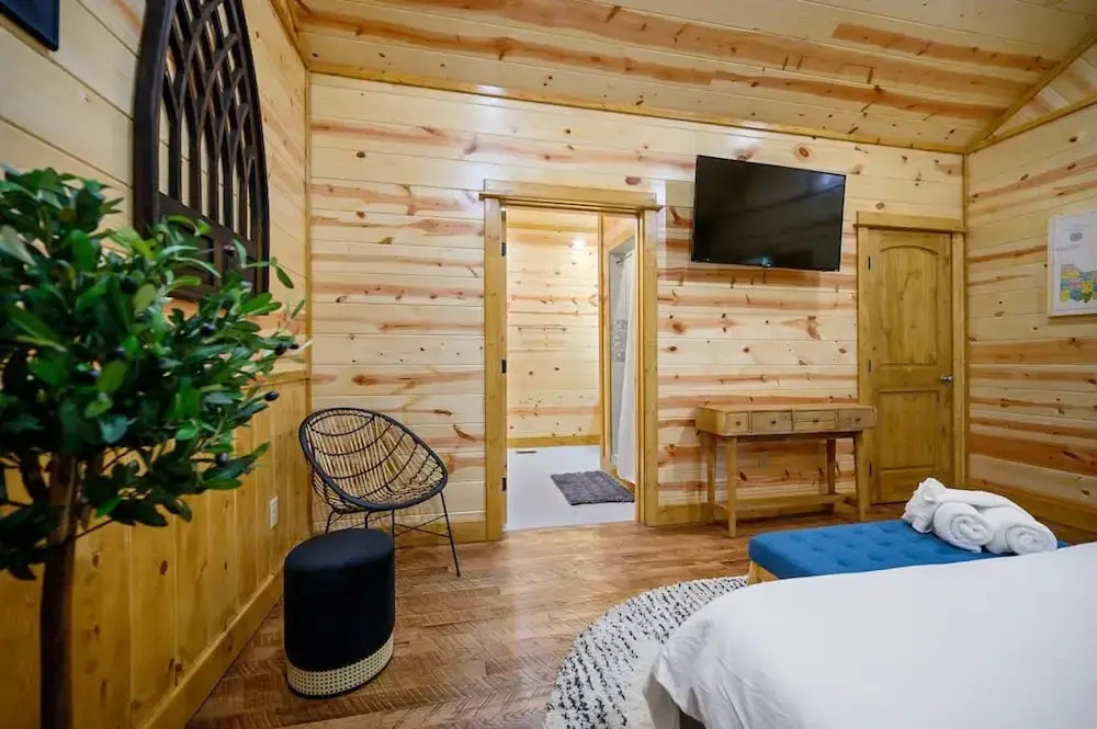 Massive Hochatown Lodge w spa Basketball More